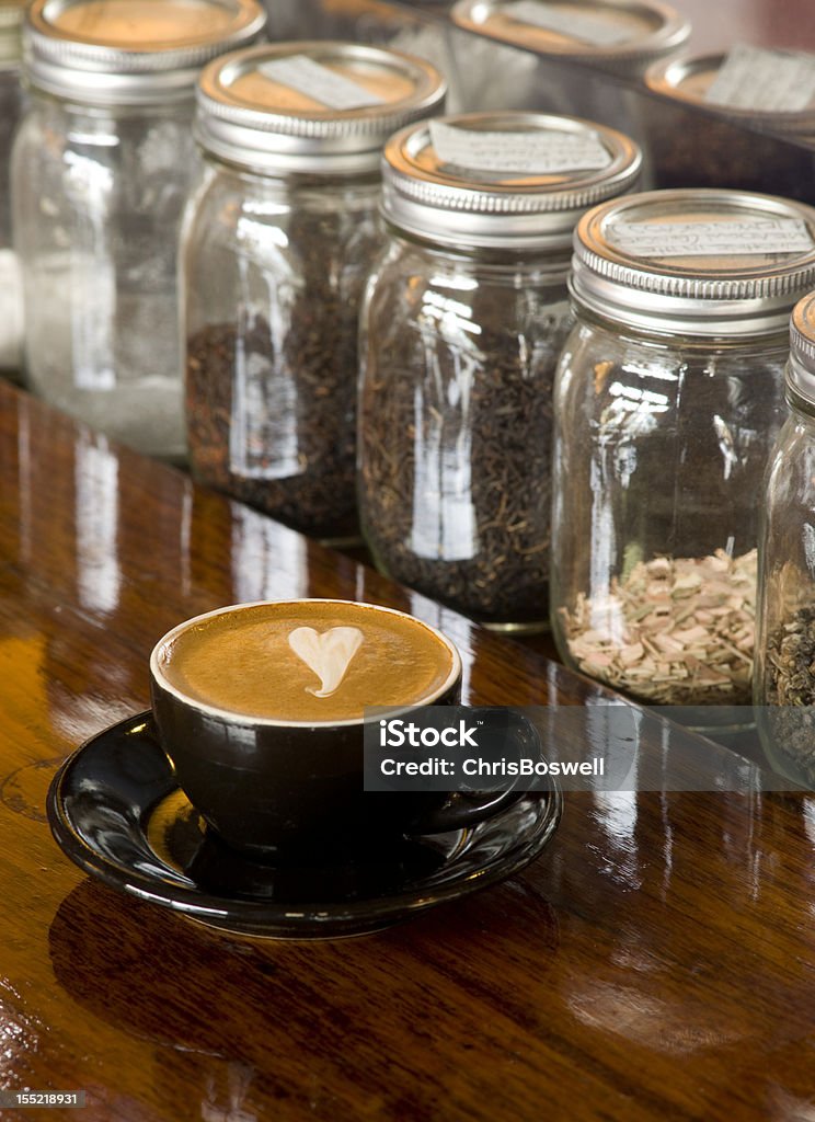 Cappuccino dans une tasse et soucoupe sur le comptoir à l'épicerie - Photo de Aliment libre de droits