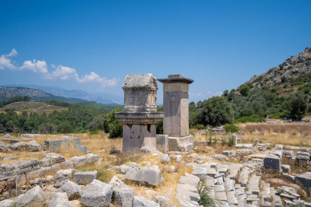 túmulo da harpia e o sarcófago em pilares na cidade antiga de xanthos. xanthos era um centro de cultura e comércio para os lícios. - pillared - fotografias e filmes do acervo
