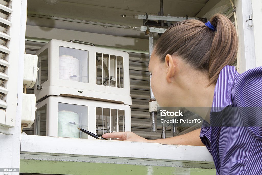 Mulher lê meteodata Meteorologista - Foto de stock de Anemômetro royalty-free