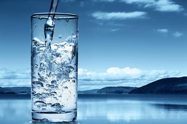 el vertido en un vaso de agua - water flowing water pouring ice fotografías e imágenes de stock