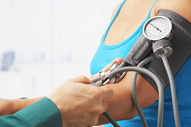 control de la presión arterial del paciente - hipertension fotografías e imágenes de stock