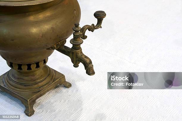 Samovar Cobre Antiguo Foto de stock y más banco de imágenes de Amarillo - Color - Amarillo - Color, Antiguo, Blanco - Color