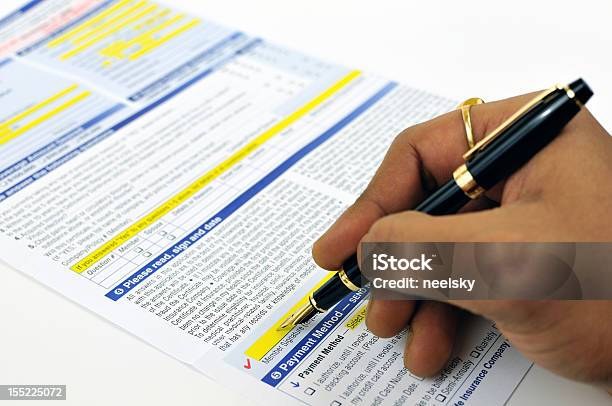 Assinar Formulário De Seguro - Fotografias de stock e mais imagens de Acordo - Acordo, Assinar, Assinatura