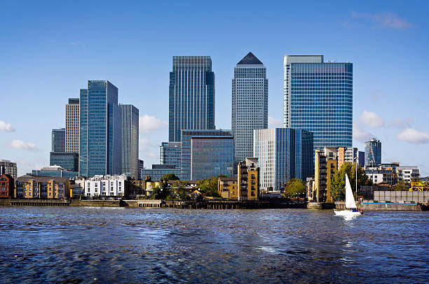 canary wharf, london - london england canary wharf skyline cityscape stock-fotos und bilder