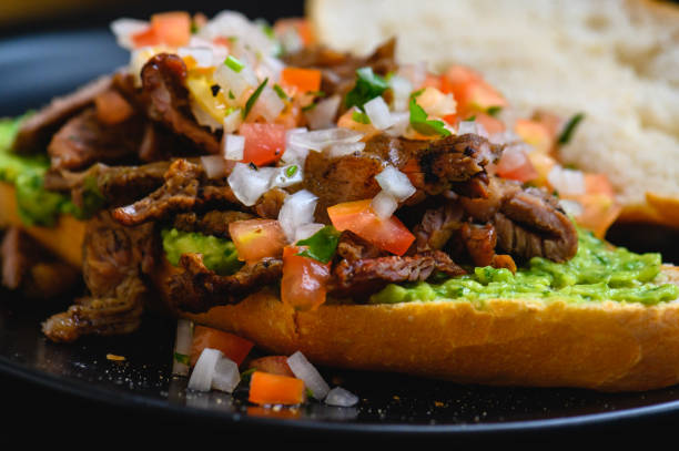 мексиканский торт карне асада, сэндвич со стейком из пашины на гриле - barbecue beef close up multi colored стоковые фото и изображения
