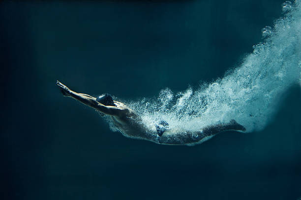 swimmer 바닷속이 리먼 올라타 청색 배경 - swim about 뉴스 사진 이미지