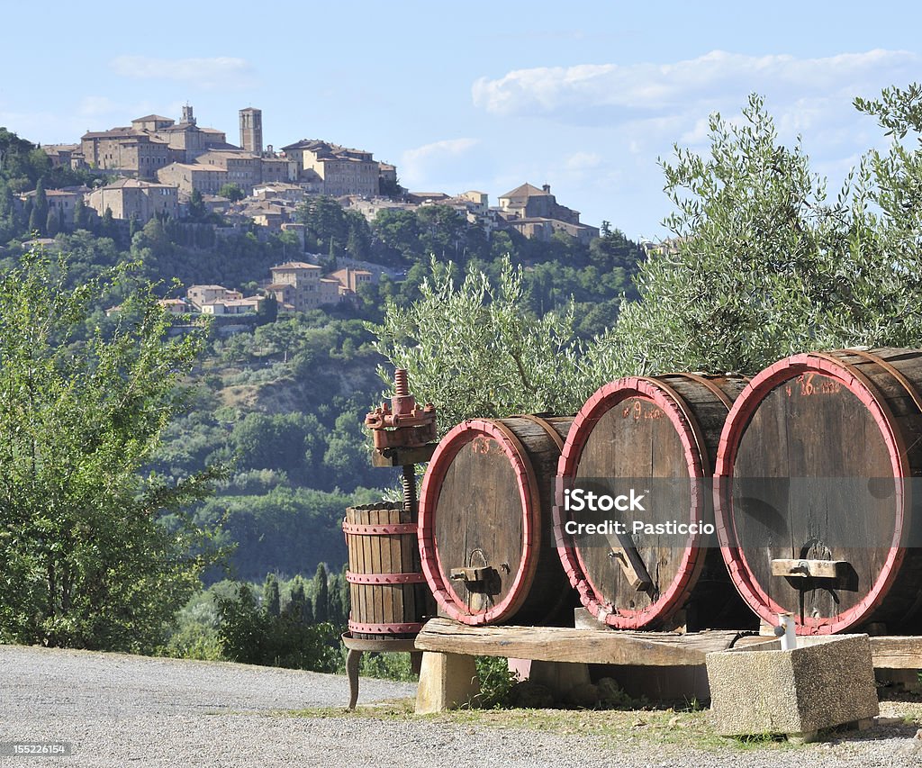 Barriles de vino y vinicultura en Montepulciano - Foto de stock de Agricultura libre de derechos