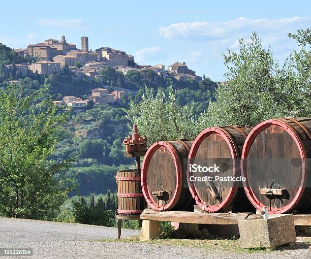 Botti Di Vino E Vinificazione Di Montepulciano - Fotografie stock e altre immagini di Agricoltura - Agricoltura, Ambientazione esterna, Attrezzatura