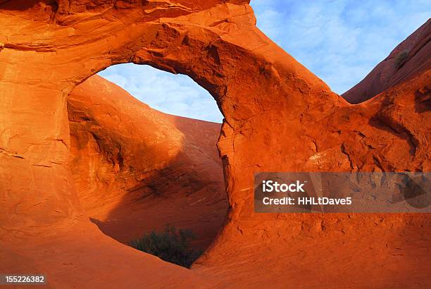 Arco Di Arenaria Nella Nebbia Valle - Fotografie stock e altre immagini di Ambientazione esterna - Ambientazione esterna, Arancione, Arco naturale