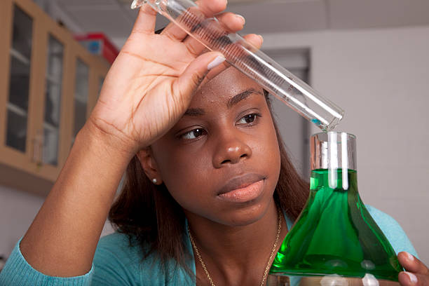 Estudante dando experiência química - fotografia de stock