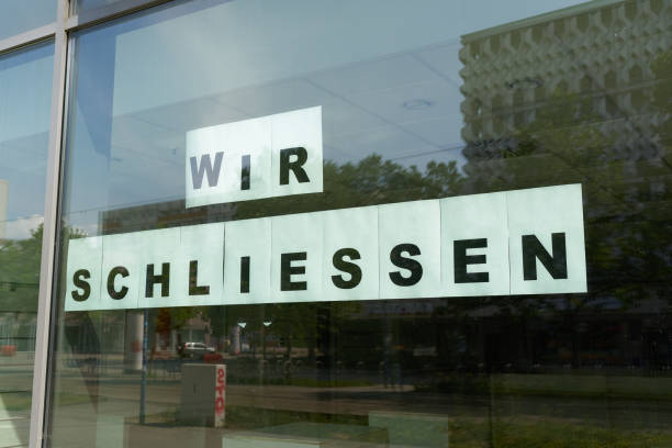 signo con la inscripción alemana wir schliessen - going out of business closed business closed for business fotografías e imágenes de stock