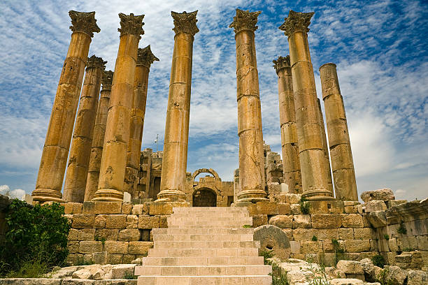 der tempel der artemis in jerash - artemis tempel gerasa stock-fotos und bilder