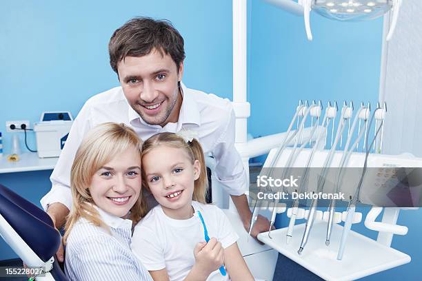 A Las Familias En Dentistas Oficina Foto de stock y más banco de imágenes de Familia - Familia, 30-39 años, Adulto