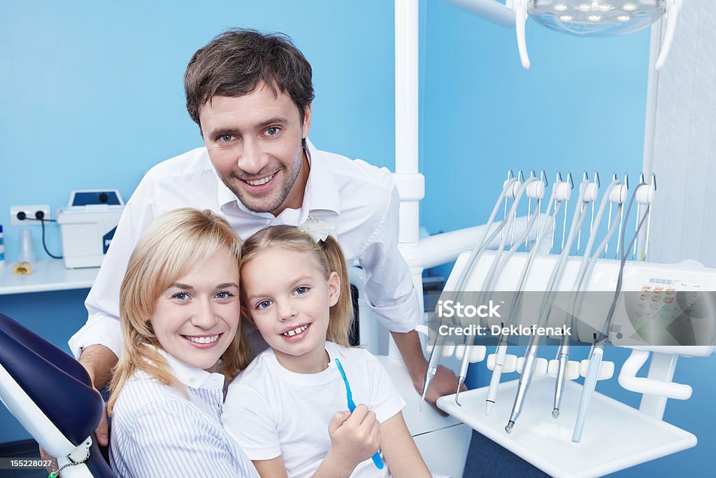 Famílias no escritório de Dentista - Foto de stock de Família royalty-free