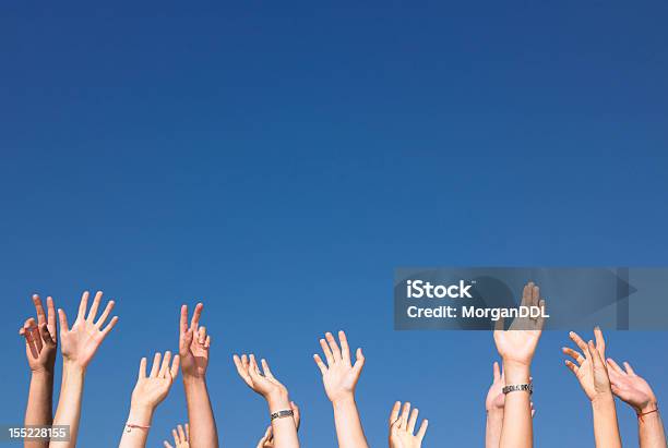 Braços No Ar Contra Céu Azul - Fotografias de stock e mais imagens de 20-29 Anos - 20-29 Anos, 30-39 Anos, 40-49 Anos