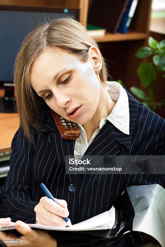 Mujer de negocios hablando por teléfono y escribe - Foto de stock de Adulto libre de derechos