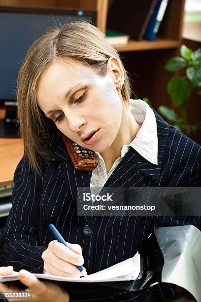 Mujer De Negocios Hablando Por Teléfono Y Escribe Foto de stock y más banco de imágenes de Adulto - Adulto, Alegre, Cliente
