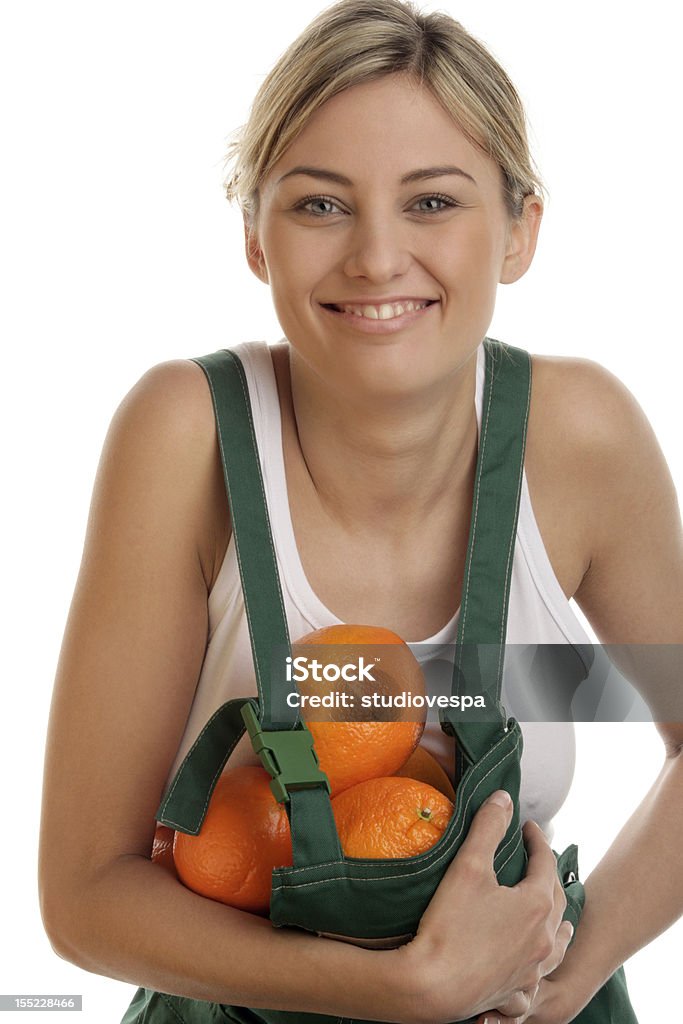 Joven mujer sosteniendo naranjas frescas de la granja - Foto de stock de 18-19 años libre de derechos