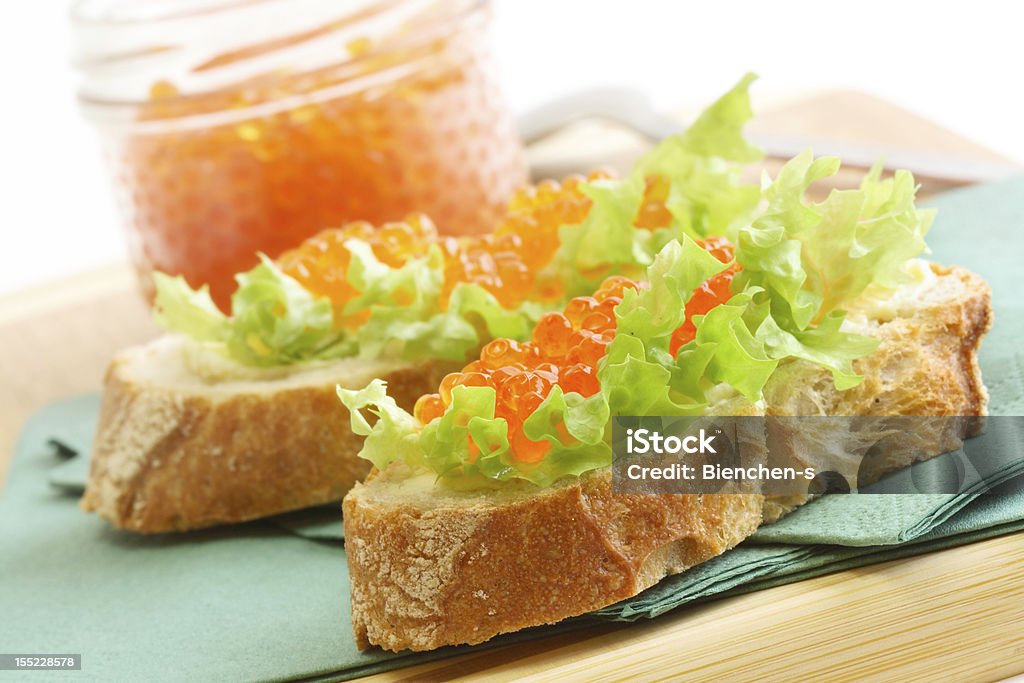 Sandwichs avec du caviar rouge et de salade verte - Photo de Aliment libre de droits
