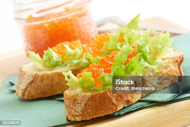 Photo libre de droit de Sandwichs Avec Du Caviar Rouge Et De Salade Verte banque d'images et plus d'images libres de droit de Aliment - Aliment, Assiette, Baguette de pain