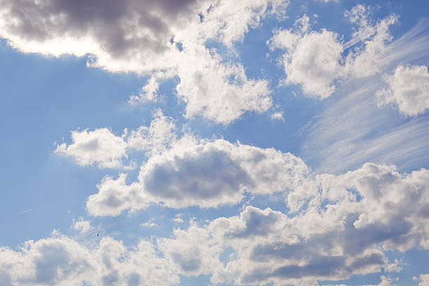 Hermoso nubes en el cielo azul - foto de stock