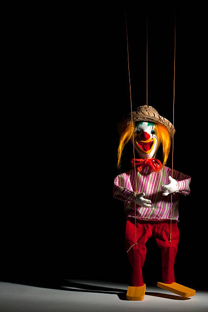 String Puppentheater-Figur auf einem schwarzen Hintergrund – Foto