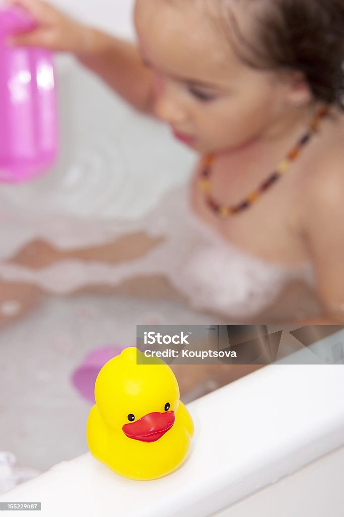 Baby im Badezimmer - Lizenzfrei Badewanne Stock-Foto