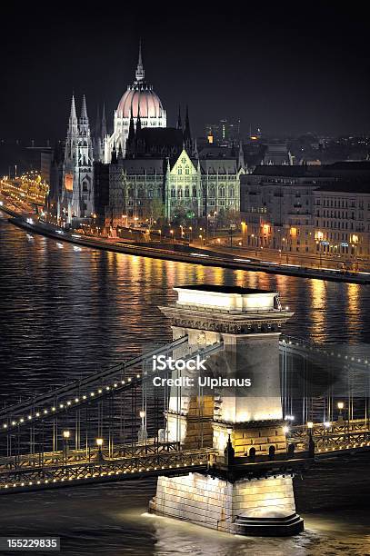 Budapest Kettenbrücke Und Parlament Stockfoto und mehr Bilder von Beleuchtet - Beleuchtet, Brücke, Budapest