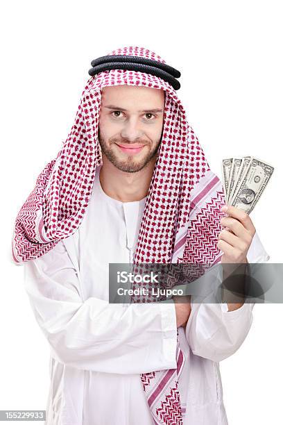 Giovane Araba Uomo Daffari Holding Dollari Usa - Fotografie stock e altre immagini di Abbigliamento - Abbigliamento, Abbigliamento religioso, Adulto