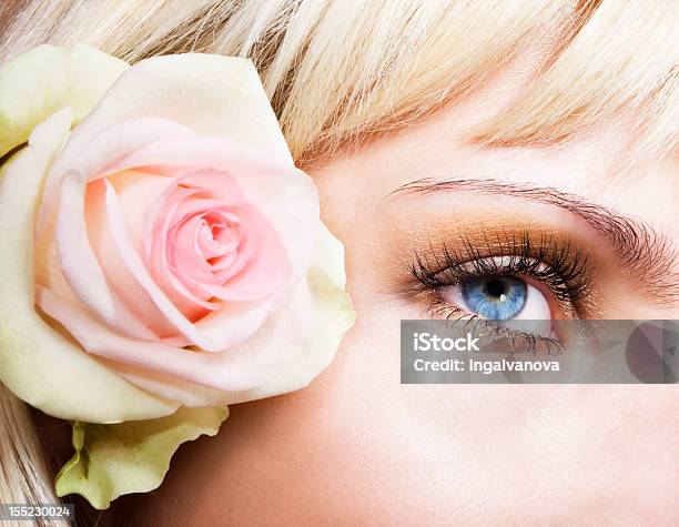 Foto de Mulher Com Os Olhos e mais fotos de stock de Adulto - Adulto, Azul, Beleza