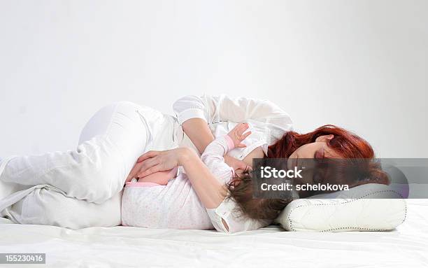 Mutter Füttern Ihr Baby Die Position Stockfoto und mehr Bilder von Platzieren - Platzieren, Stillen, Alleinerzieherin