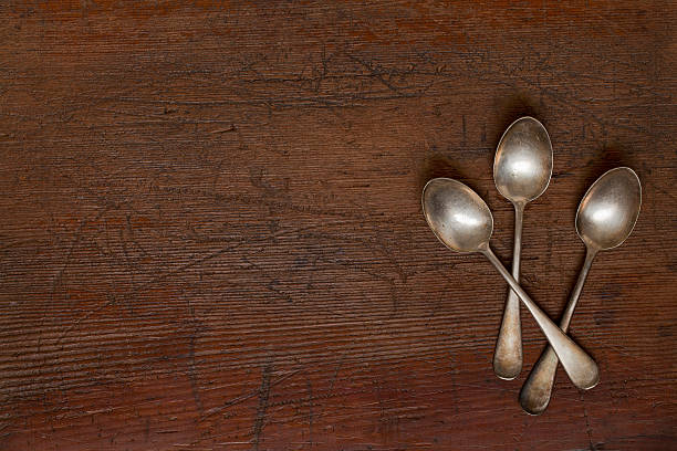 ビンテージシルバーのスプーンにパティナ - tablespoon old scratched spoon ストックフォトと画像