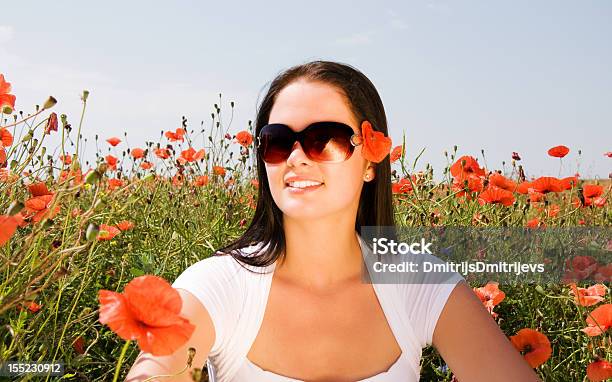 Joven Hermosa Mujer Con Flores De Amapola Foto de stock y más banco de imágenes de Adormidera - Adormidera, Adulto, Adulto joven