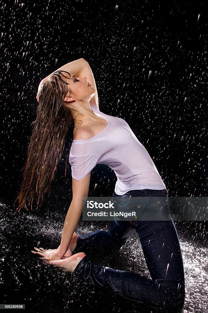 Donna in aquastudio - Foto stock royalty-free di Abbigliamento casual