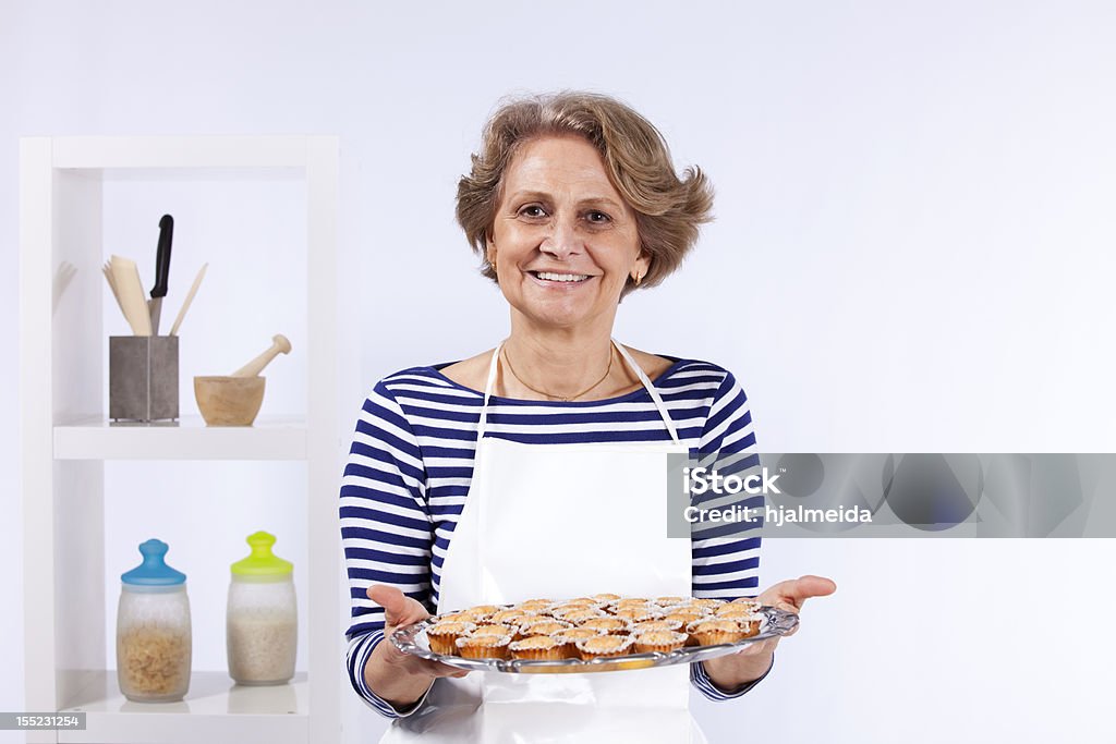 Starsza kobieta gotowania - Zbiór zdjęć royalty-free (60-69 lat)