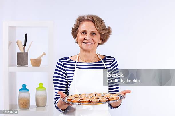 Starsza Kobieta Gotowania - zdjęcia stockowe i więcej obrazów 60-69 lat - 60-69 lat, Aktywni seniorzy, Aktywny tryb życia