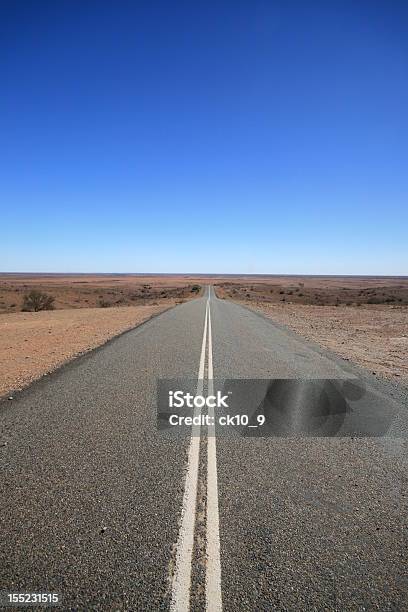 Outback Road Australia De Fuga En El Desierto Foto de stock y más banco de imágenes de Aire libre - Aire libre, Arena, Asfalto
