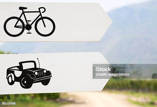 Modo Di Auto E Biciclette - Fotografie stock e altre immagini di Ambientazione esterna - Ambientazione esterna, Attività, Automobile