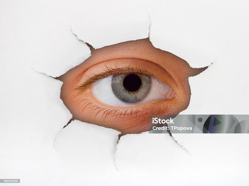 Augen Blick durch Loch im Papier - Lizenzfrei Entdeckung Stock-Foto