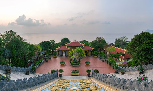 Ho Quoc Pagoda owns a great location, like a mountain overlooking the sea. The natural scenery around the temple has a majestic and poetic look. The front of the pagoda faces the vast blue ocean. Behind is leaning against a high mountain with dense forest. Thanks to that, the air here is always fresh, pleasant and extremely pure. Besides, the pagoda is also located on the main road of Phu Quoc island. Can connect to other famous tourist spots on the island. This makes it much easier for tourists as well as Buddhists to visit the temple.