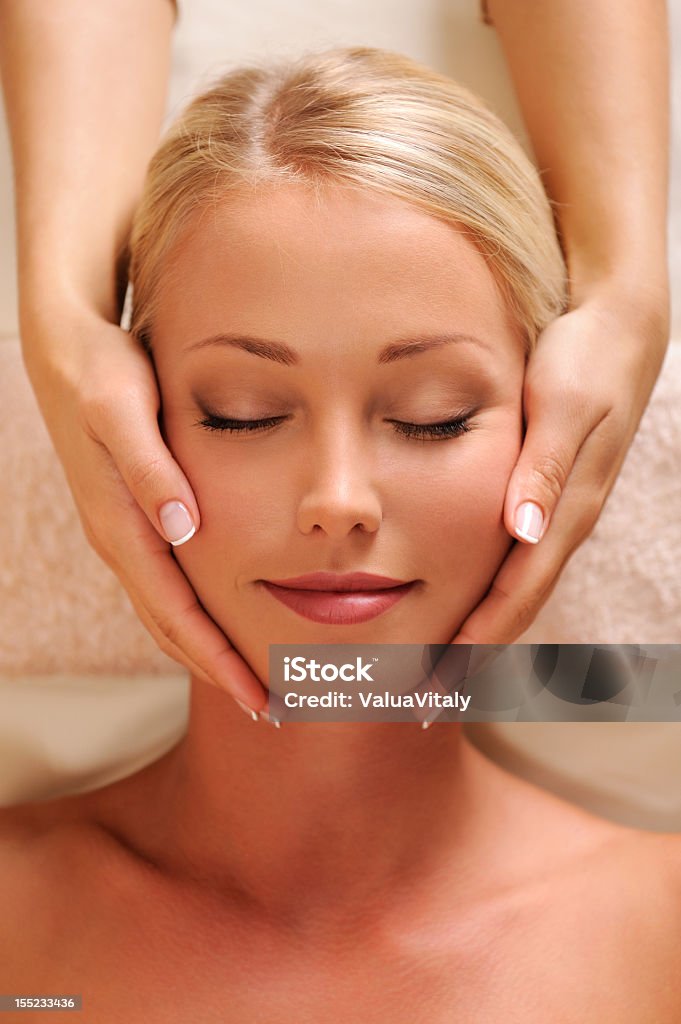 Joli visage de femme se massage de relaxation de la tête - Photo de Adulte libre de droits