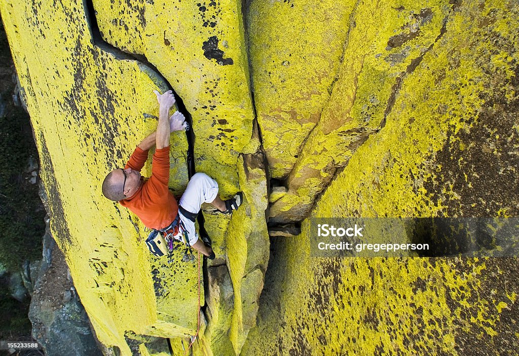 Mężczyzna wspinacz pracy jego wysokości Stromy pęknięcia. - Zbiór zdjęć royalty-free (Alpinizm)