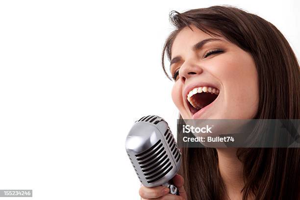 Cantar Foto de stock y más banco de imágenes de Cantar - Cantar, Mujeres, Adulto