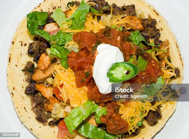 Gastrónomo Tostada Ou Jantar Taco Mexicano - Fotografias de stock e mais imagens de Alface - Alface, Alimentação Saudável, Almoço