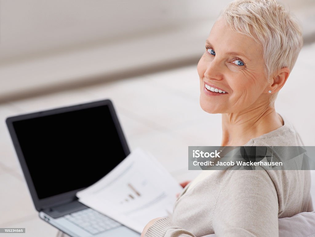 lady senior sorridente com o computador portátil em casa - Royalty-free Documento Foto de stock
