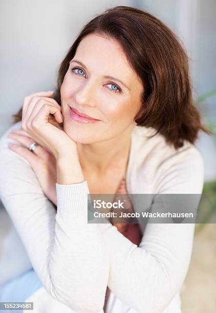 Retrato De Um Sorridente Adulto De Idade Mediana Lady - Fotografias de stock e mais imagens de 30-39 Anos