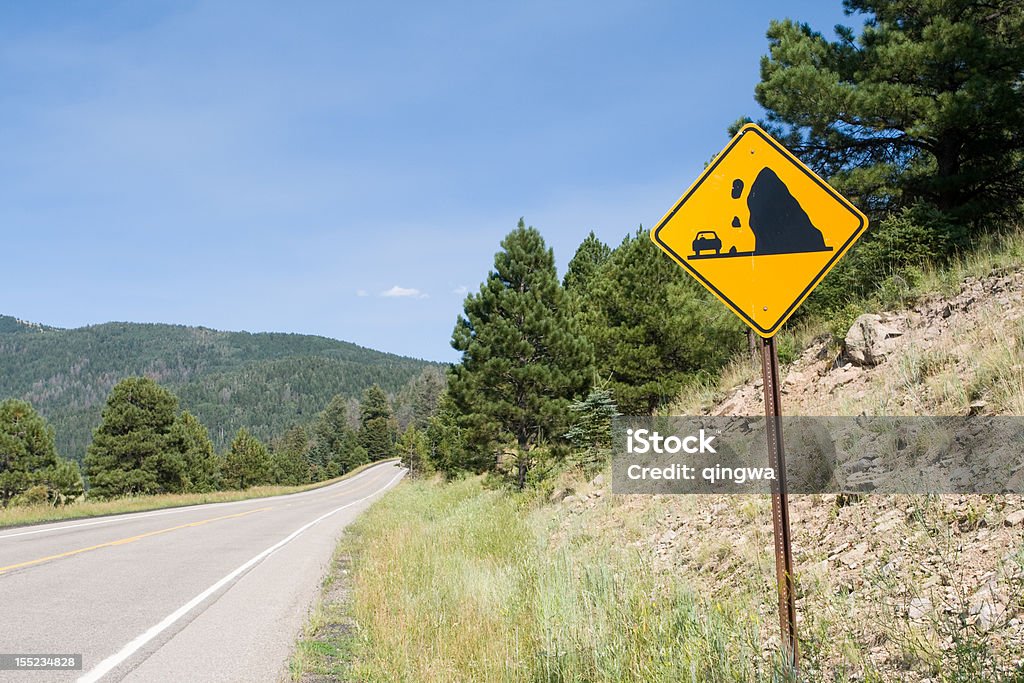 Pedra caindo entre na Country Road Valles Caldera, Novo México - Foto de stock de Amarelo royalty-free