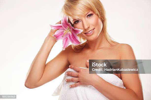 Retrato De Belleza De Una Mujer Con Flor Foto de stock y más banco de imágenes de Adulto - Adulto, Articulación humana, Asistencia sanitaria y medicina