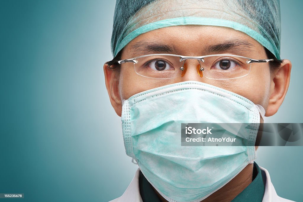 Мужской медицинский работник, серьезно - Стоковые фото Хирург роялти-фри