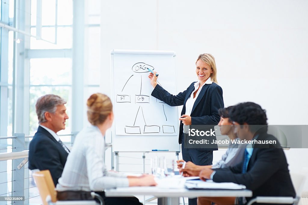 Business-Frau, die Präsentation an Kollegen - Lizenzfrei Generaldirektor - Oberes Management Stock-Foto